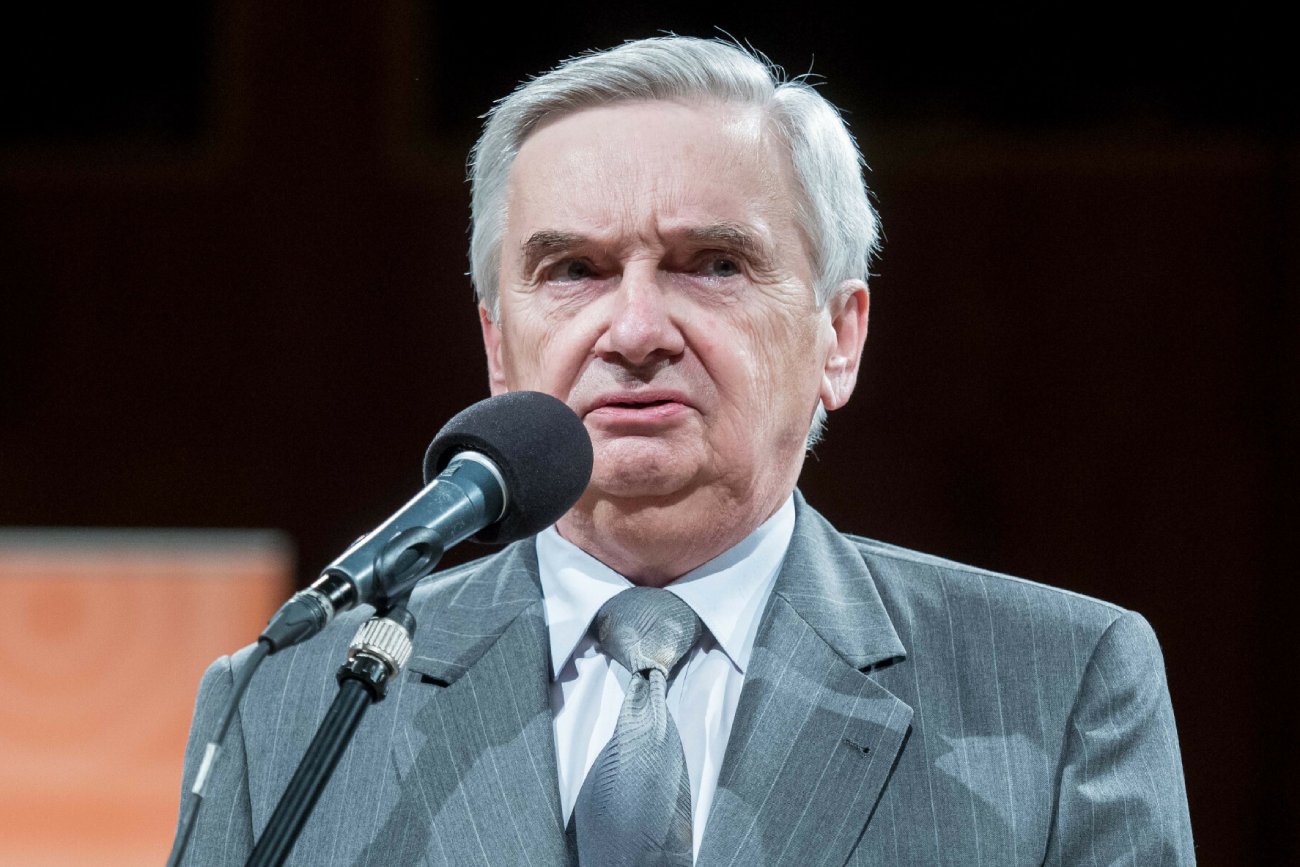 "Jeden z dziesięciu" TVP: Uczestnik usiał zdjąć przypinkę z tęczowym sercem. Sprawę komentuje Tadeusz Sznuk