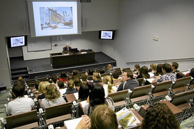 Grupa narodowców uczestniczyła w debacie na Uniwersytecie Warszawskim poświęconej tematowi ksenofobii i przemocy na uniwersytetach