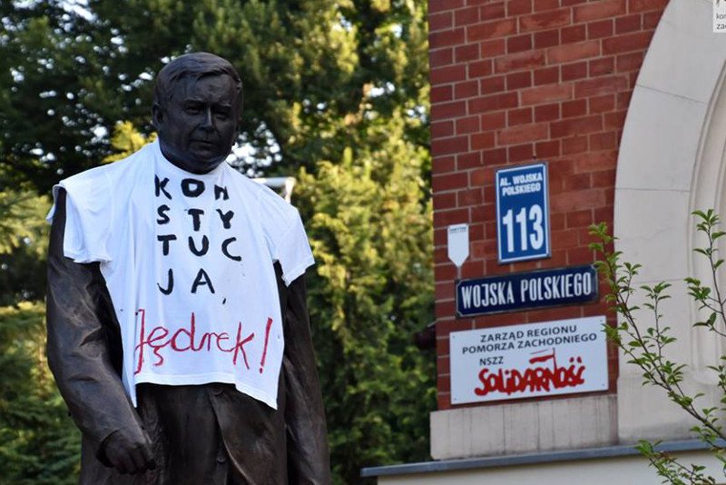Policja wciąż szuka osoby, która zawiesiła koszulkę na pomniku Lecha Kaczyńskiego w Szczecinie.