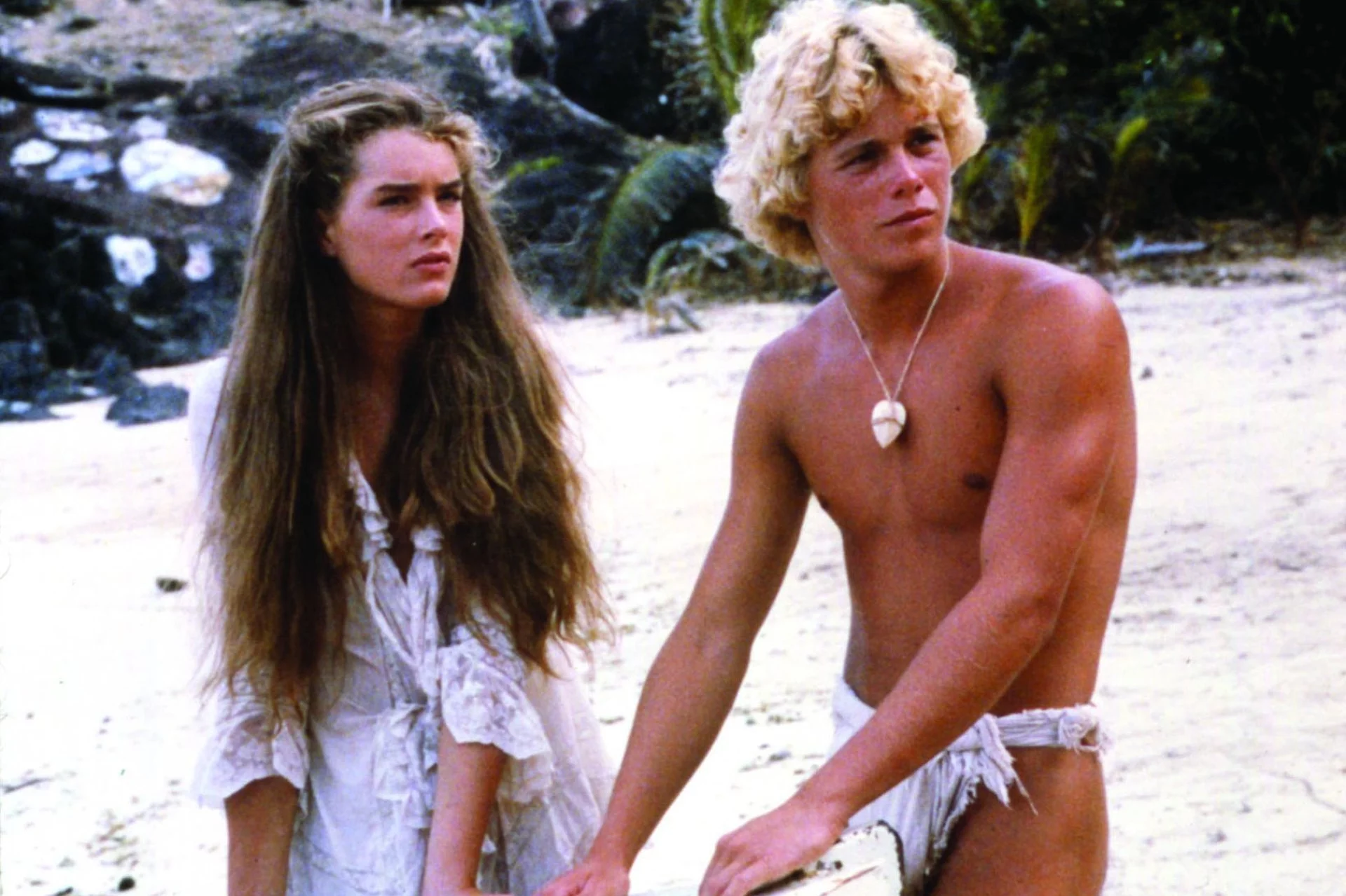Brooke Shields i Christopher Atkins w filmie "Błękitna laguna".