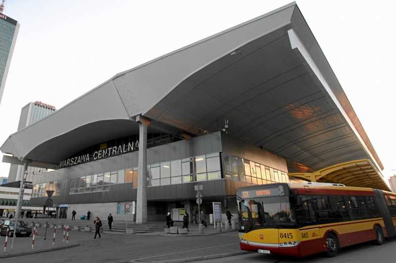 Dworzec Centralny w Warszawie przed Euro 2012 został odremontowany, jednak jego skutki nie utrzymały się długo.