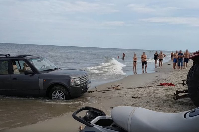 Sama akcja ratunkowa Rovera trwała niecały kwadrans.Potrzebny był "tylko" ciągnik i kilku plażowiczów.