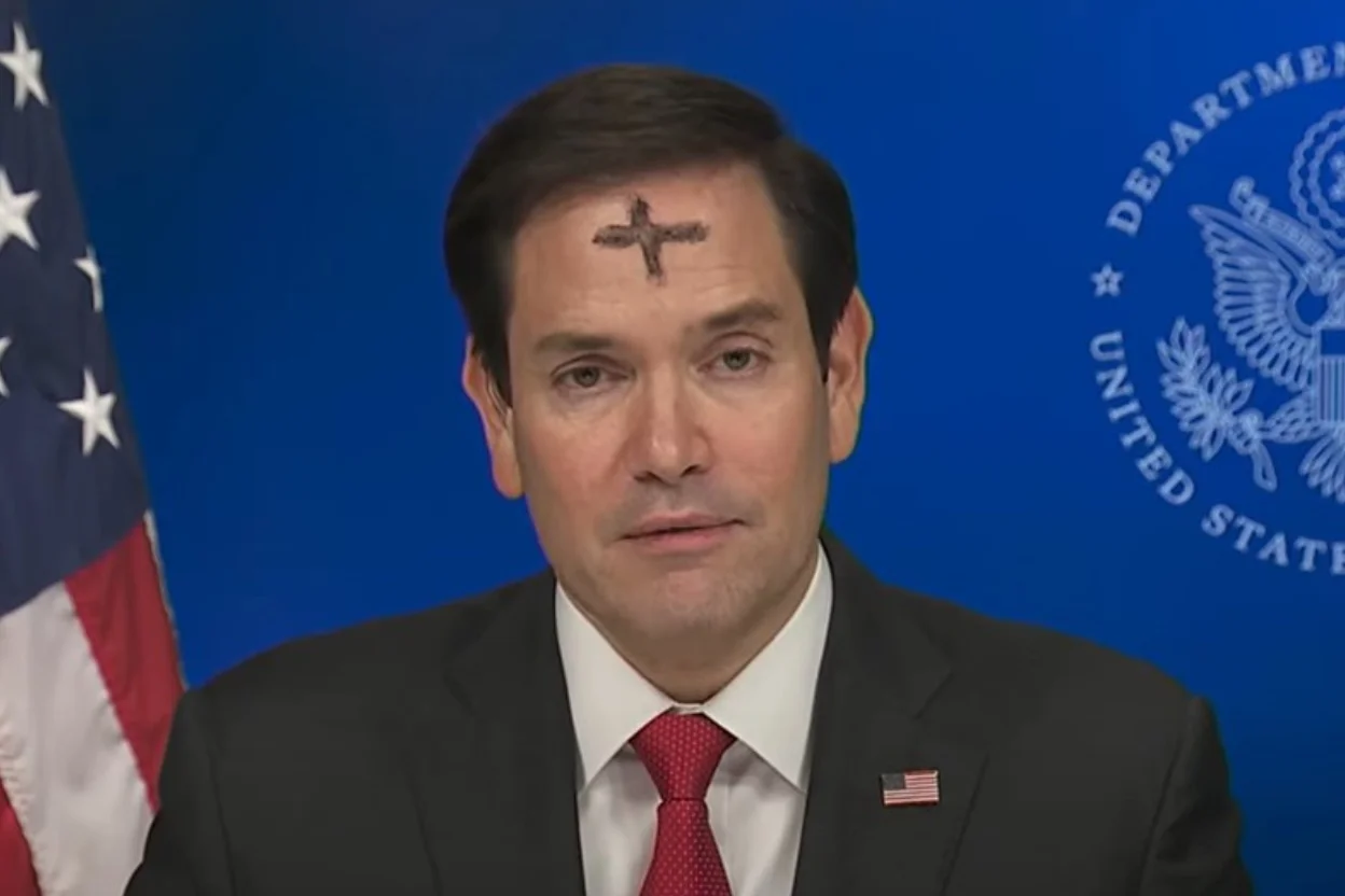 Sekretarz stanu USA z krzyżem podczas wywiadu Marco Rubio