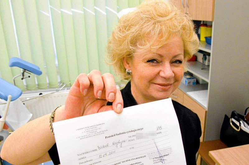 Krystyna Backiel, szefowa Fundacji "Teraz Kobiety". Zdjęcie z 2011 r., gdy zachęcała panie do regularnego wykonywania badań cytologicznych.