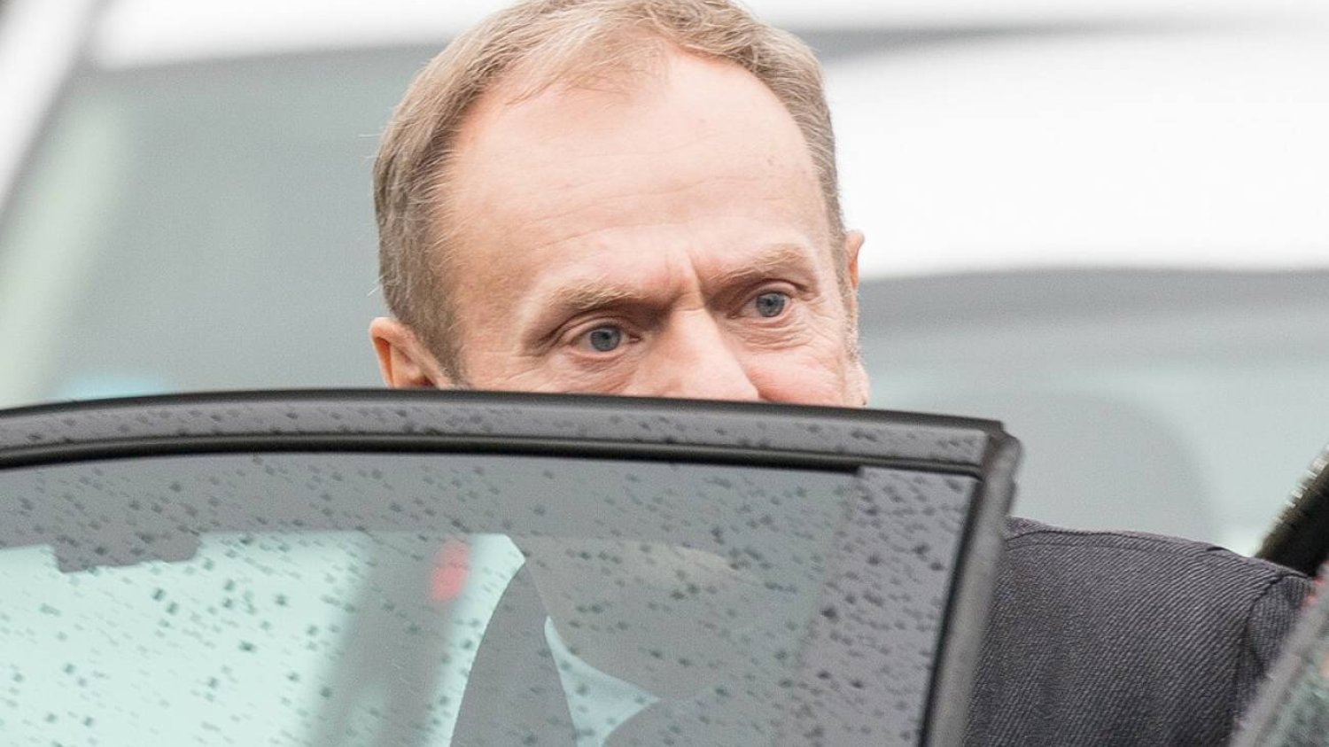 Szef PO Donald Tusk w aucie.