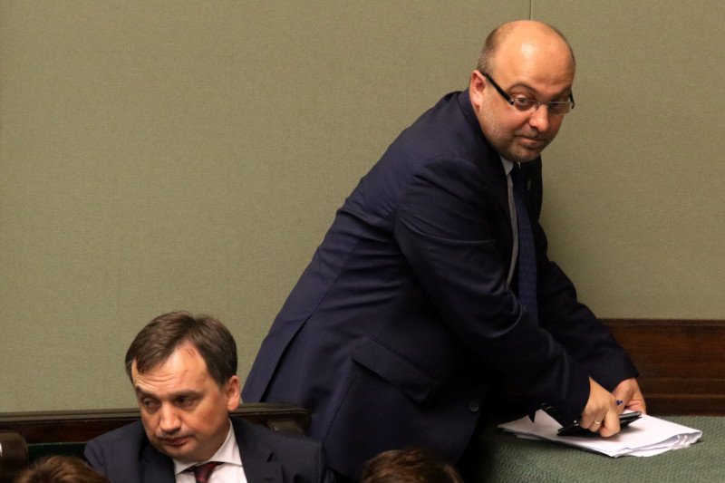 Łukasz PIebiak we wtorek złożył rezygnację, ale zdaniem sędziów to nie koniec afery, a zaledwie początek.