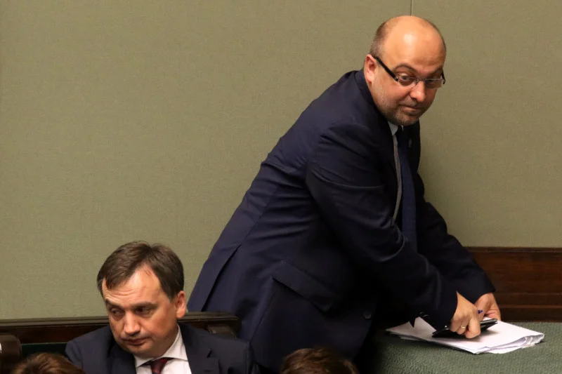 Łukasz PIebiak we wtorek złożył rezygnację, ale zdaniem sędziów to nie koniec afery, a zaledwie początek.