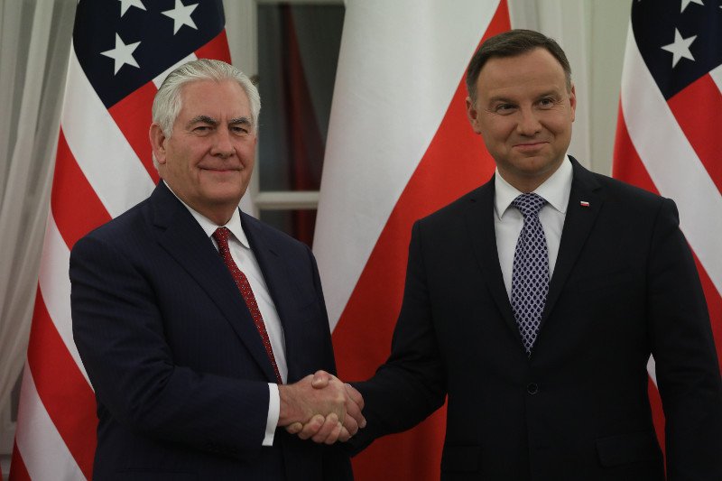Prezydent Andrzej Duda w styczniu rozmawiał na żywo z szefem amerykańskiej dyplomacji. W lutym odmówił odebrania telefonu od Rexa Tillersona twierdząc, że sekretarz stanu USA jest niższy od niego ranga.