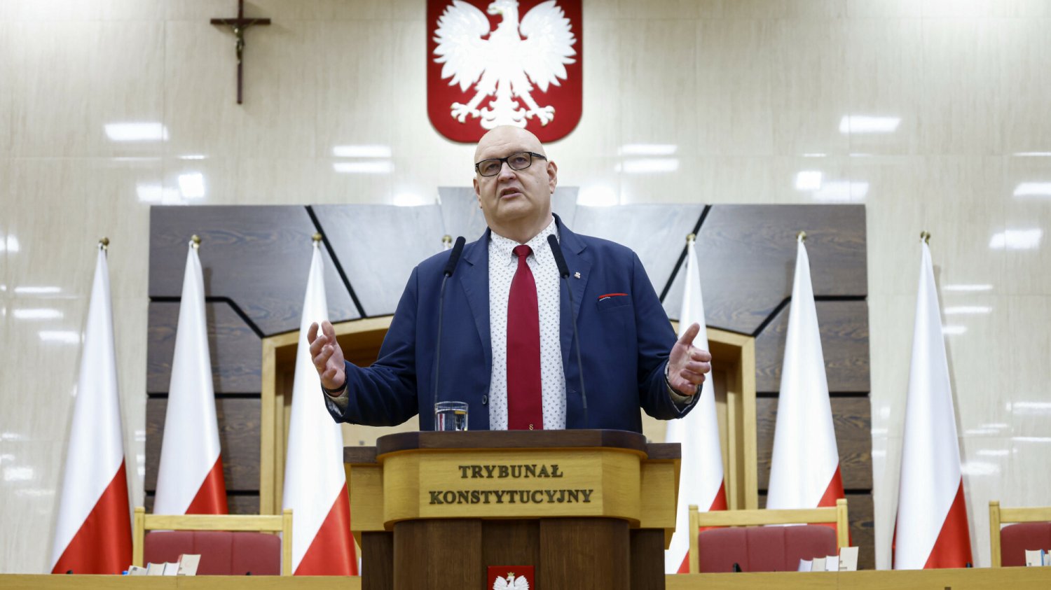 Bogdan Święczkowski z TK ogłaszający, że w Polsce ma trwać zamach stanu. Bogdan Święczkowski z TK ogłaszający, że w Polsce ma trwać zamach stanu.