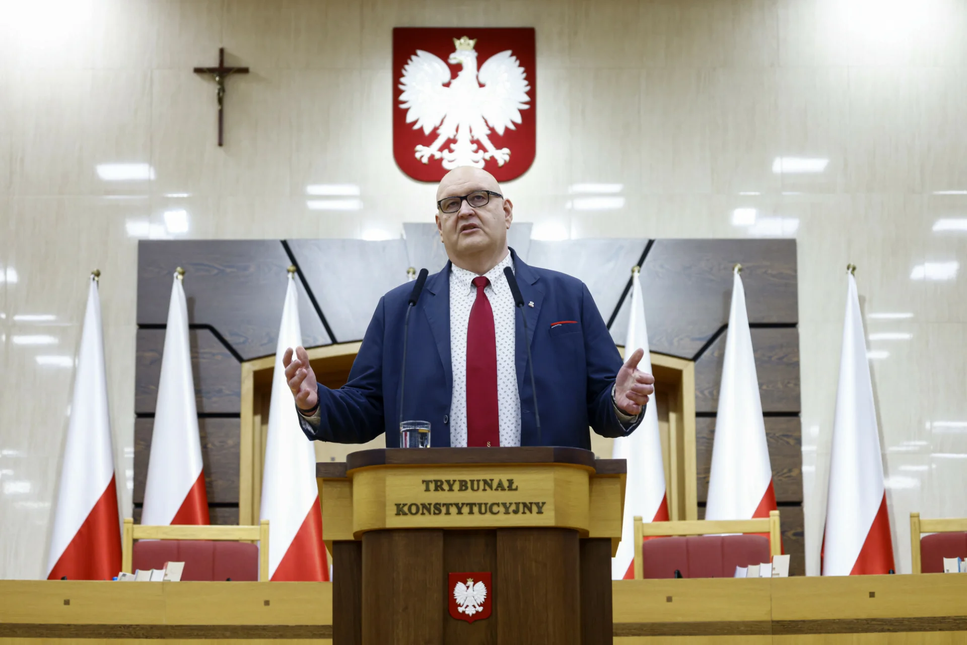 Bogdan Święczkowski z TK ogłaszający, że w Polsce ma trwać zamach stanu.