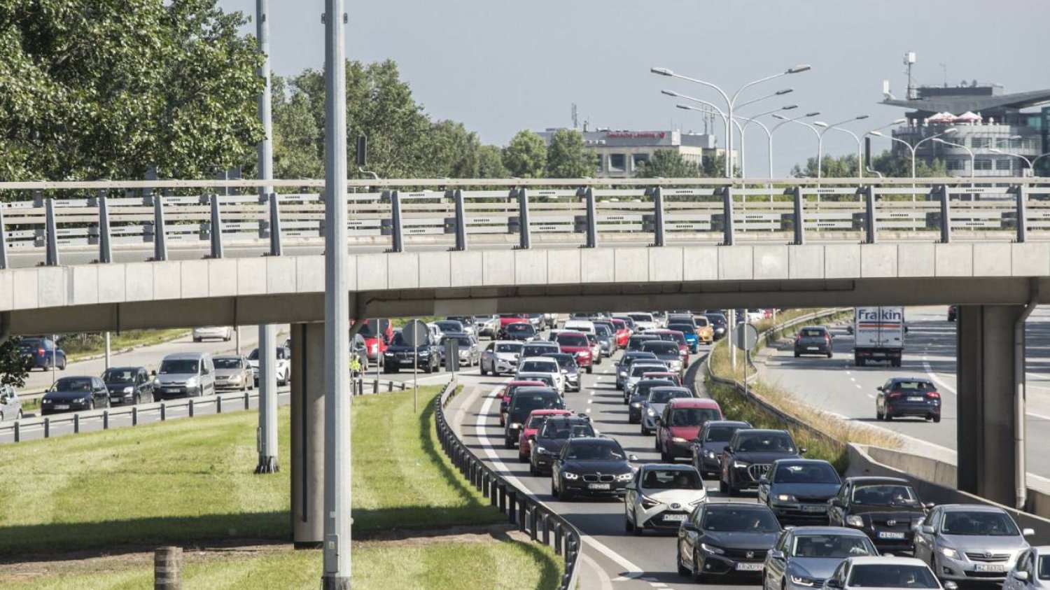 4-latek uciekł ze szpitala, błąkał się przy jednej z ruchliwych ulic