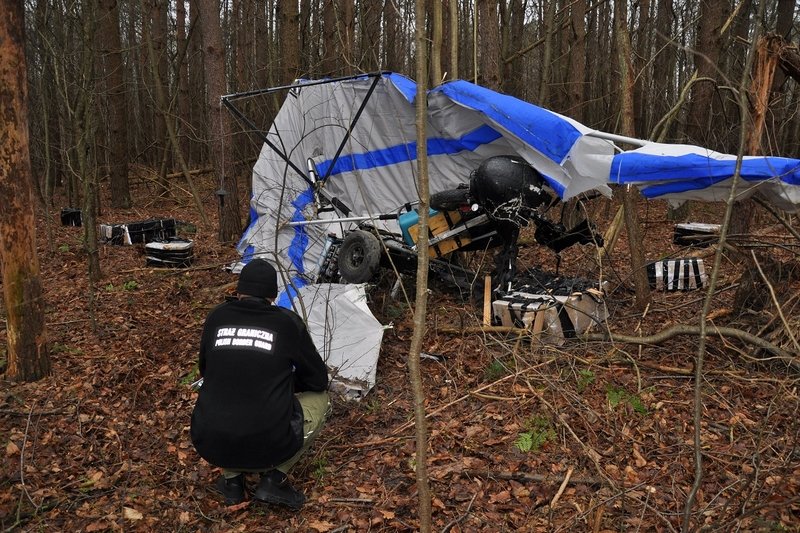 Straż Graniczna złapała mężczyznę, który motolotnia przemycał papierosy.