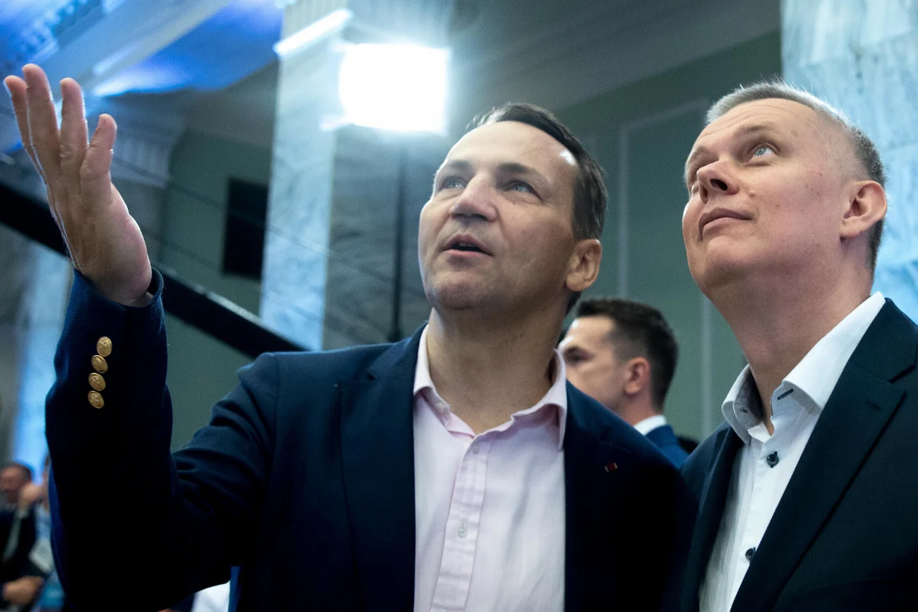 Tomasz Siemoniak, Radosław Sikorski i Bartłomiej Sienkiewicz podczas piątkowej konferencji prasowej z przekąsem odpowiadali na pytania reportera TVP Info.