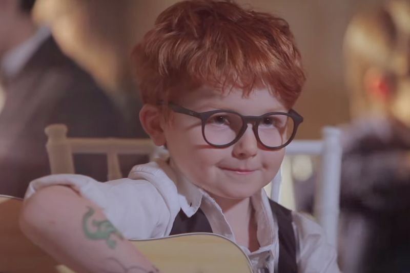 Ed Sheeran jako rozkoszny malec w najnowszym klipie do piosenki Andrei Bocelliego.