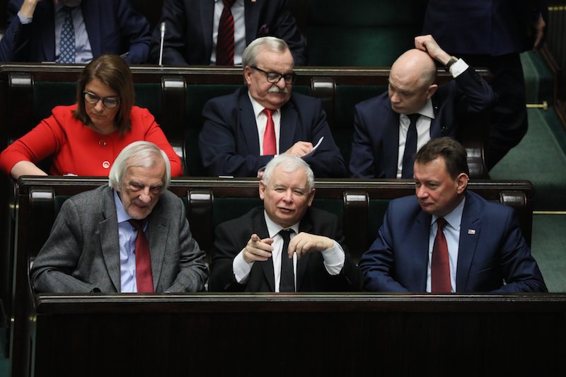 W nocy w Sejmie odbyły się burzliwe debaty i głosowania. Anna Zalewska i Marek Gróbarczyk obronili swoje stanowiska.