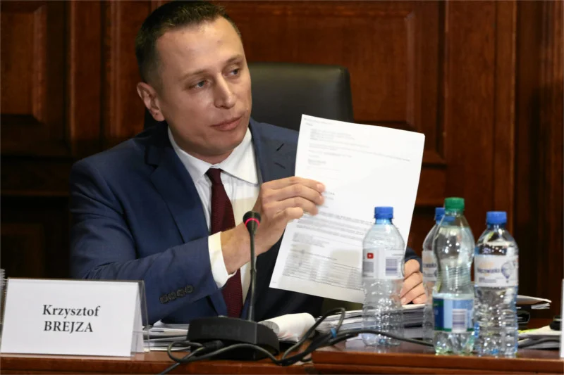 Poseł PO Krzysztof Brejza złożył na policji zawiadomienie o próbie zabójstwa jego rodziny. Chodzi o pożar przy kamienicy, w której mieszka. Ale czy wezwano do niego straż?