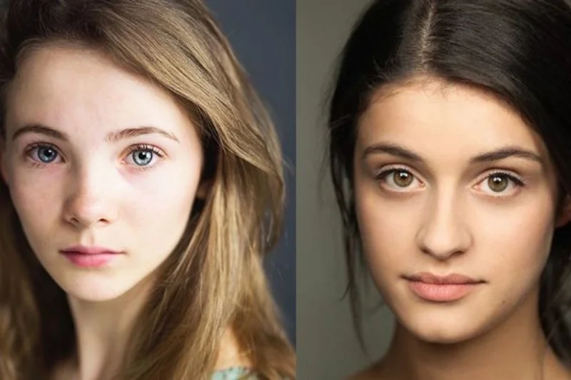 Freya Allan i Anya Chalotra