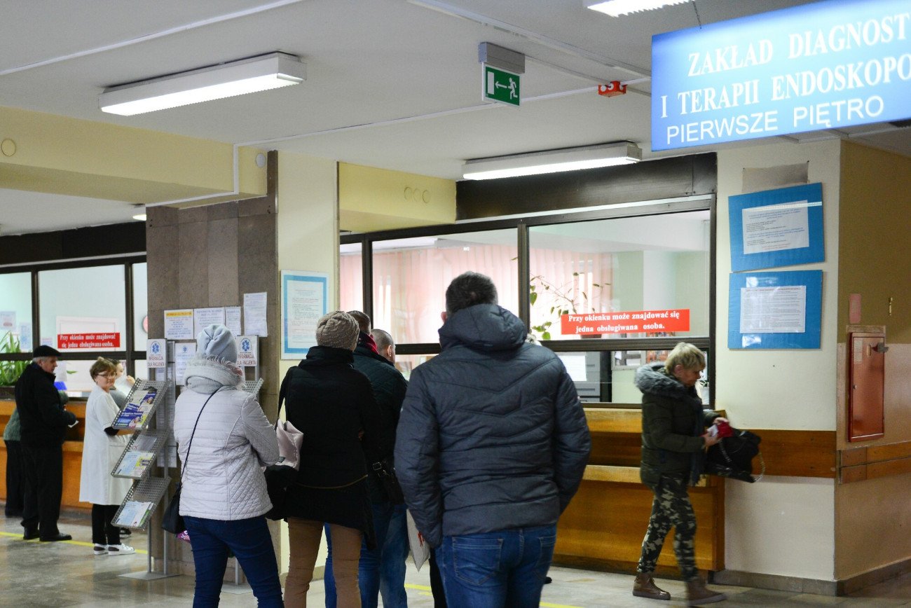 Przed wyborami PiS nie wywiąże się z obietnicy skrócenia kolejek do lekarzy. Nie ma pomysłu na reformę systemu. Dobrze za to wie, co zrobić z naszymi pieniędzmi ze składek zdrowotnych.