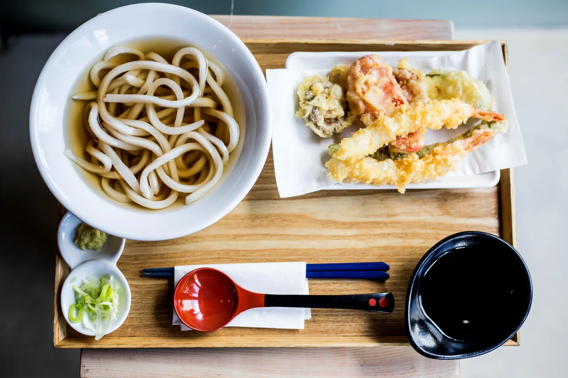 Tradycyjny udon z krewetkami w tempurze w UkiUki.