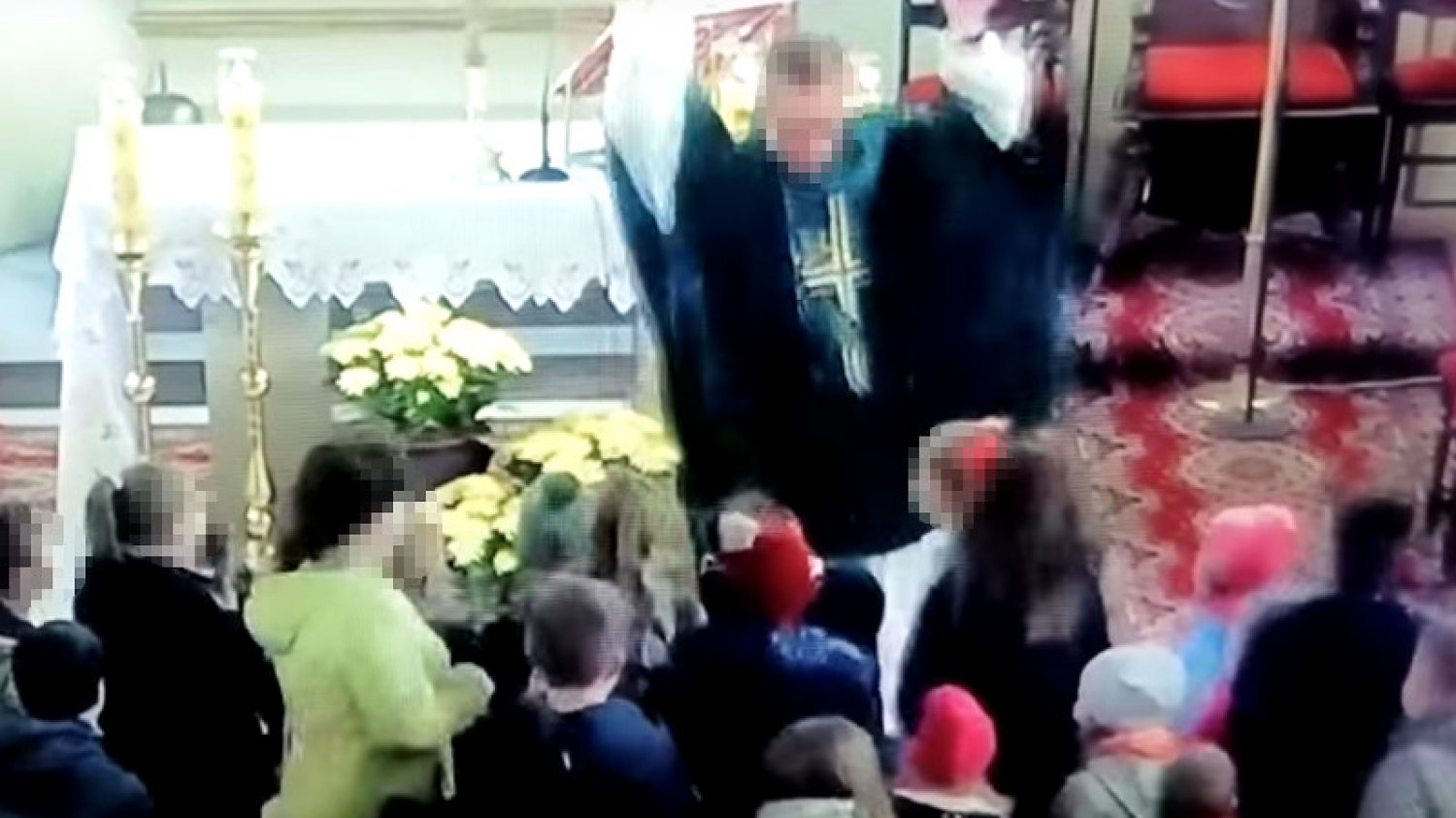 Ksiądz Marcin K. podczas mszy z dziećmi w kościele w Sępólnie Krajeńskim. Duchowny był uwielbiany przez najmłodszych.