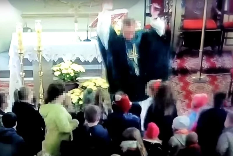 Ksiądz Marcin K. podczas mszy z dziećmi w kościele w Sępólnie Krajeńskim. Duchowny był uwielbiany przez najmłodszych.