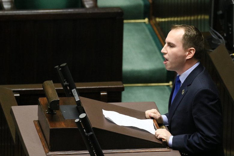 Fotoreporterzy przyłapali limuzynę ministra  Andruszkiewicza, jak mknęła buspasem.