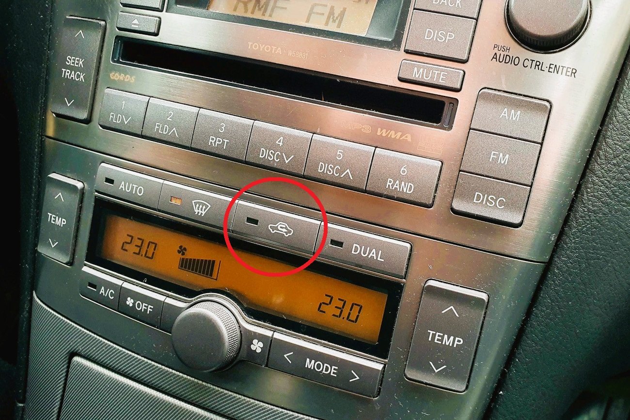 Przycisk ze strzałką w aucie. Co to obieg wewnętrzny i kiedy go włączać?