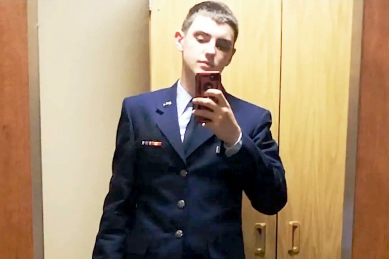 Jack Teixeira w mundurze robi sobie zdjęcie telefonem