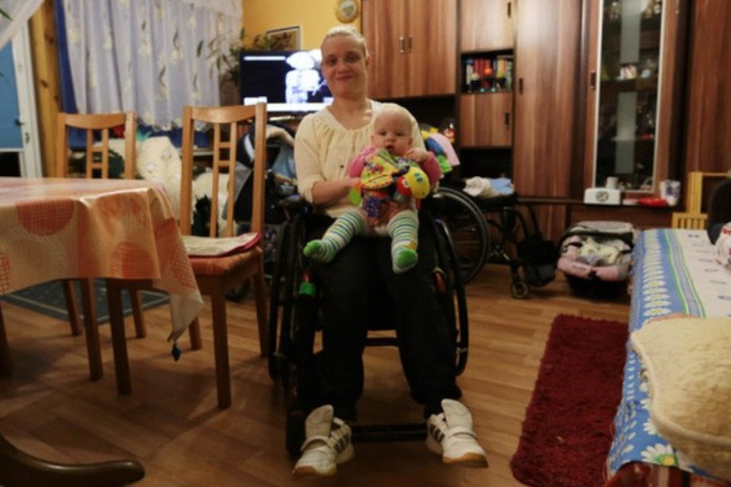 Sąd kazał oddać niepełnosprawnej matce 5-miesięczne dziecko, ale po interwencji polityków i mediów, decyzję cofnięto.