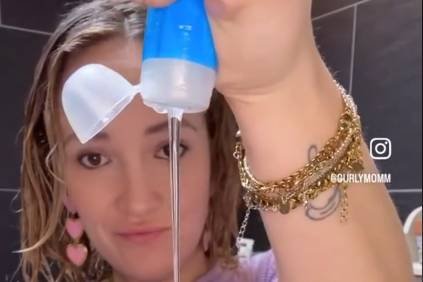 Lubrykant do włosów i twarzy. Trend z TikToka stał się urodowym hitem