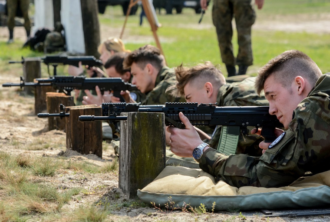 PiS chce dać uczniom karabiny, ale nie pozwoli na edukacją seksualną
