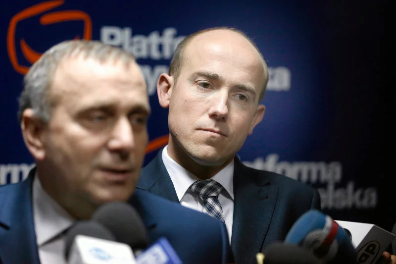 To pokazuje, że szef PO przywództwa łatwo nie odda. Po sondażu, że wyborcy woleliby Budkę, Schetyna wezwał byłego ministra sprawiedliwości na dywanik. Na zdjęciu – obaj politycy na konferencji w Gliwicach.