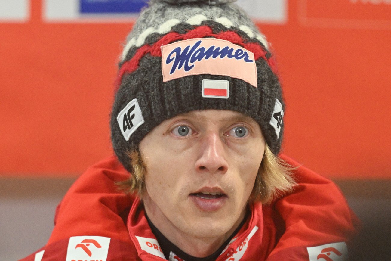 Dawid Kubacki po 84 dniach musi pożegnać się z koszulką lidera Pucharu Świata w skokach narciarskich.