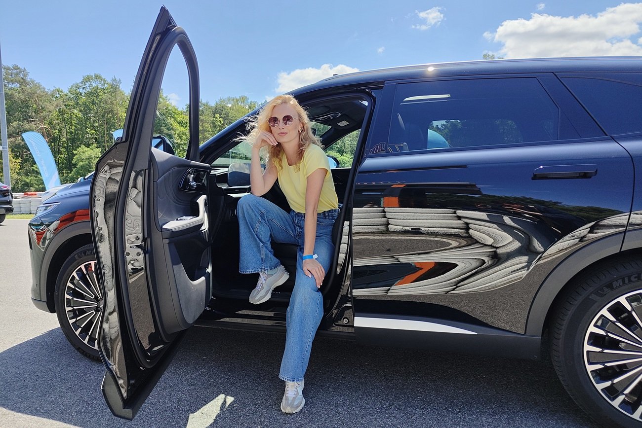 Testowałam Omodę 9 Super Hybrid na torze wyścigowym. Wbiło mnie w fotel