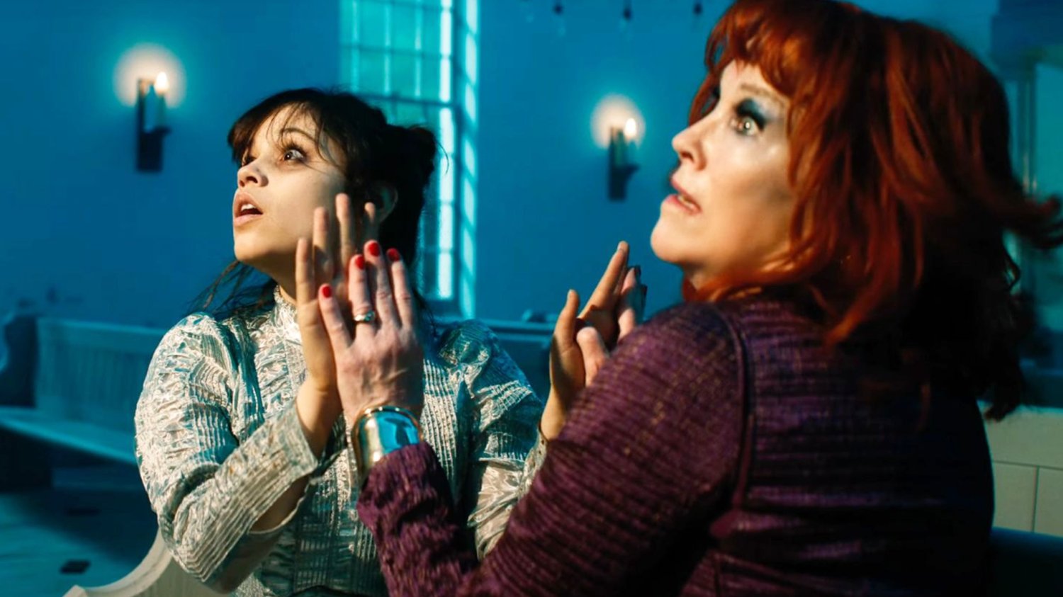 Jenna Ortega i Catherine O'Hara w filmie "Sok z żuka 2"