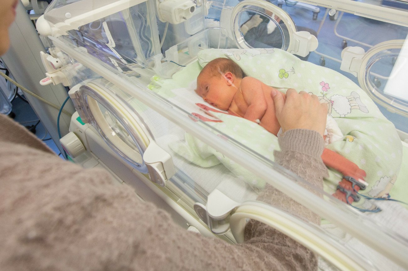 Wcześniaki z niedojrzałym systemem oddechowym są szczególnie narażone na groźny przebieg zakażenia wirusem RS. Ochronę stanowią gotowe przeciwciała.
