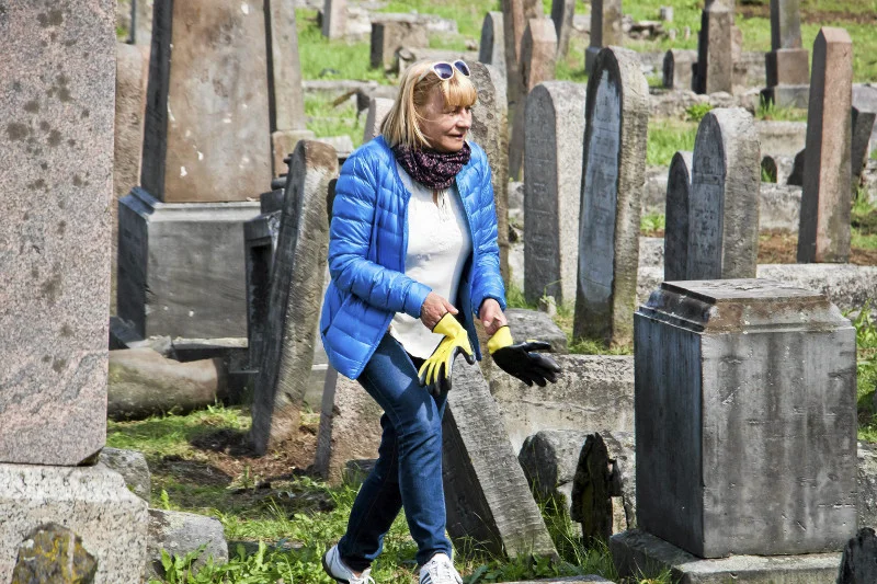 Lucy Lisowska podczas prac porządkowych na Cmentarzu Żydowskim w Białymstoku przy ul. Wschodniej.