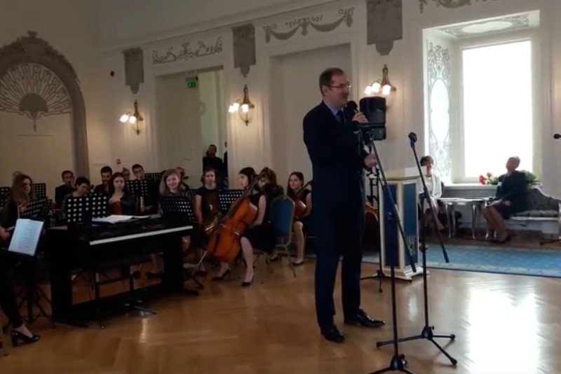 Dolnośląski kurator oświaty Roman Kowalczyk zaprosił dyrektorów podległych mu szkół na wspólne śpiewanie pieśni patriotycznych.