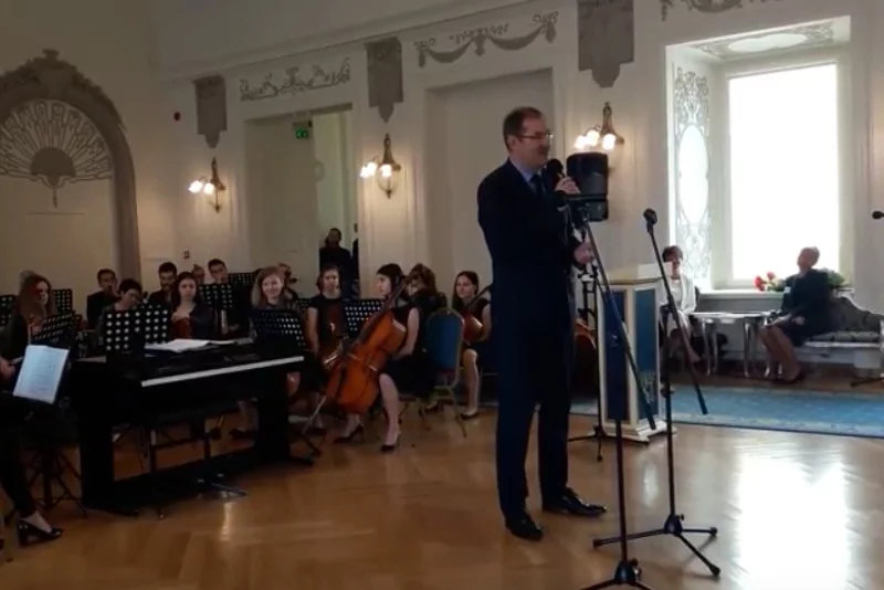 Dolnośląski kurator oświaty Roman Kowalczyk zaprosił dyrektorów podległych mu szkół na wspólne śpiewanie pieśni patriotycznych.