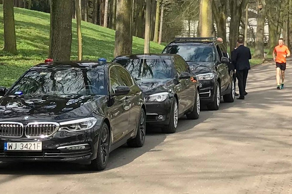 Pracownicy prezydenta Andrzeja Dudy zaparkowali w niedozwolonym miejscu.