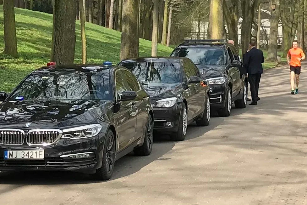 Pracownicy prezydenta Andrzeja Dudy zaparkowali w niedozwolonym miejscu.