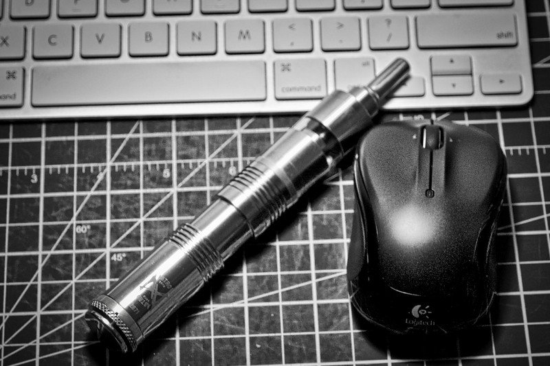 "Te przepisy trzeba zmienić". E-palacze z UE łączą siły i walczą z dyrektywą tytoniową.