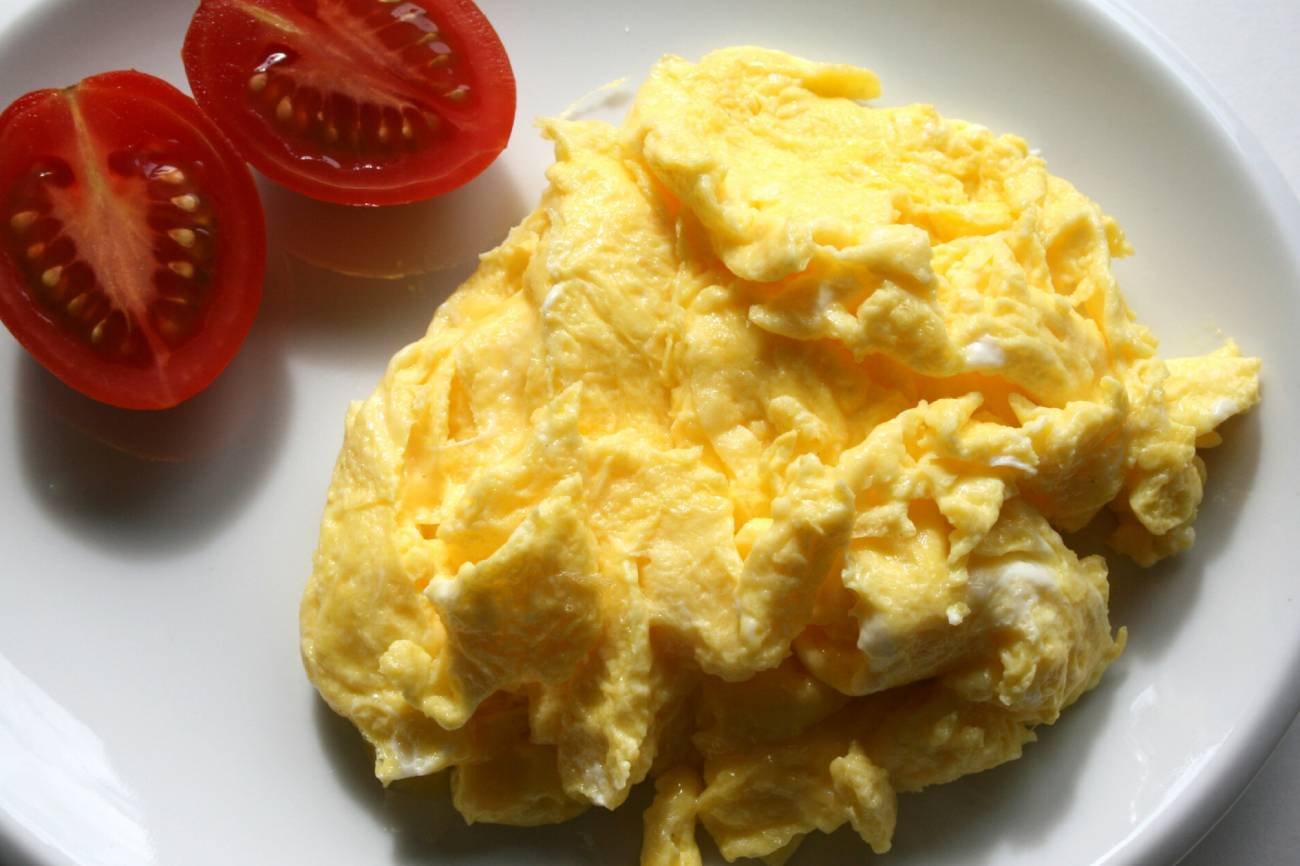 Przepis na kremową jajecznicę. Przepis z cytryną naprawdę działa