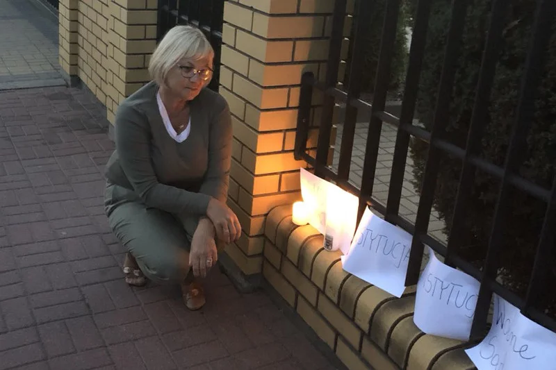Danuta Domańska we wtorek sama stanęła przed Sądem Rejonowym w Węgrowie i zamanifestowała swoje poparcie obrońców Konstytucji i Sądu Najwyższego.