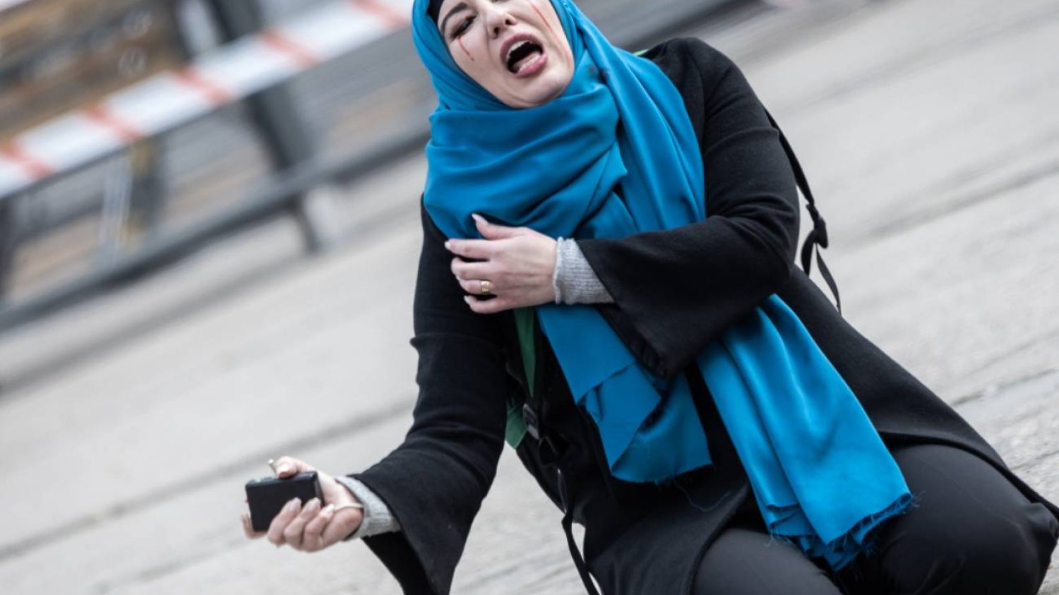 Poznańska policja pokazała stereotypową terrorystkę w czasie ćwiczeń