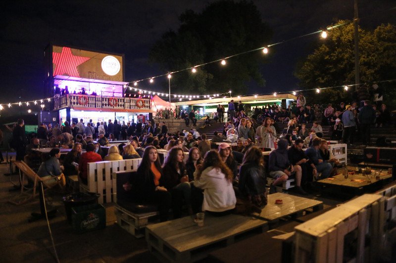 Kluby plenerowe nad warszawską Wisłą są zagrożone.