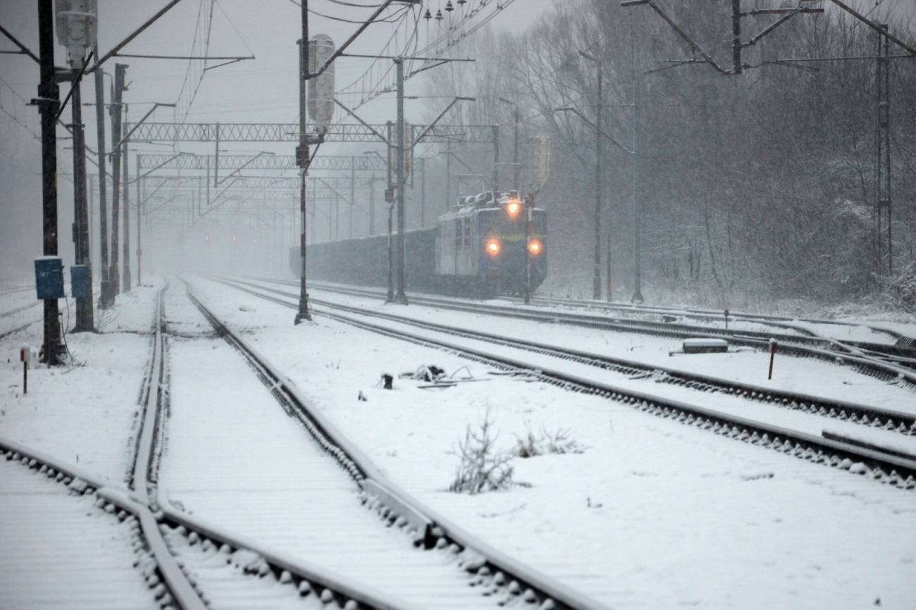 Jaszczów – pracownik zginął pod kołami pociągu. Odśnieżał tory