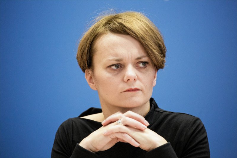 Minister Emilewicz oddała limuzynę mężowi.
