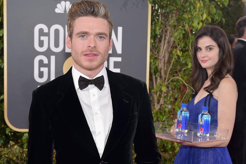 Fiji Water Girl to "wodzianka", która stała się mistrzynią drugiego planu na wielu zdjęciach gwiazd w czasie gali Złotych Globów.
