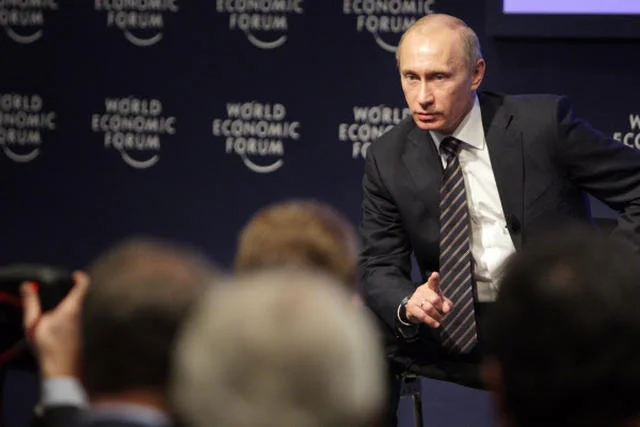 Białą plakietkę konferencyjną z pewnością dostał w 2009 r. Władimir Putin